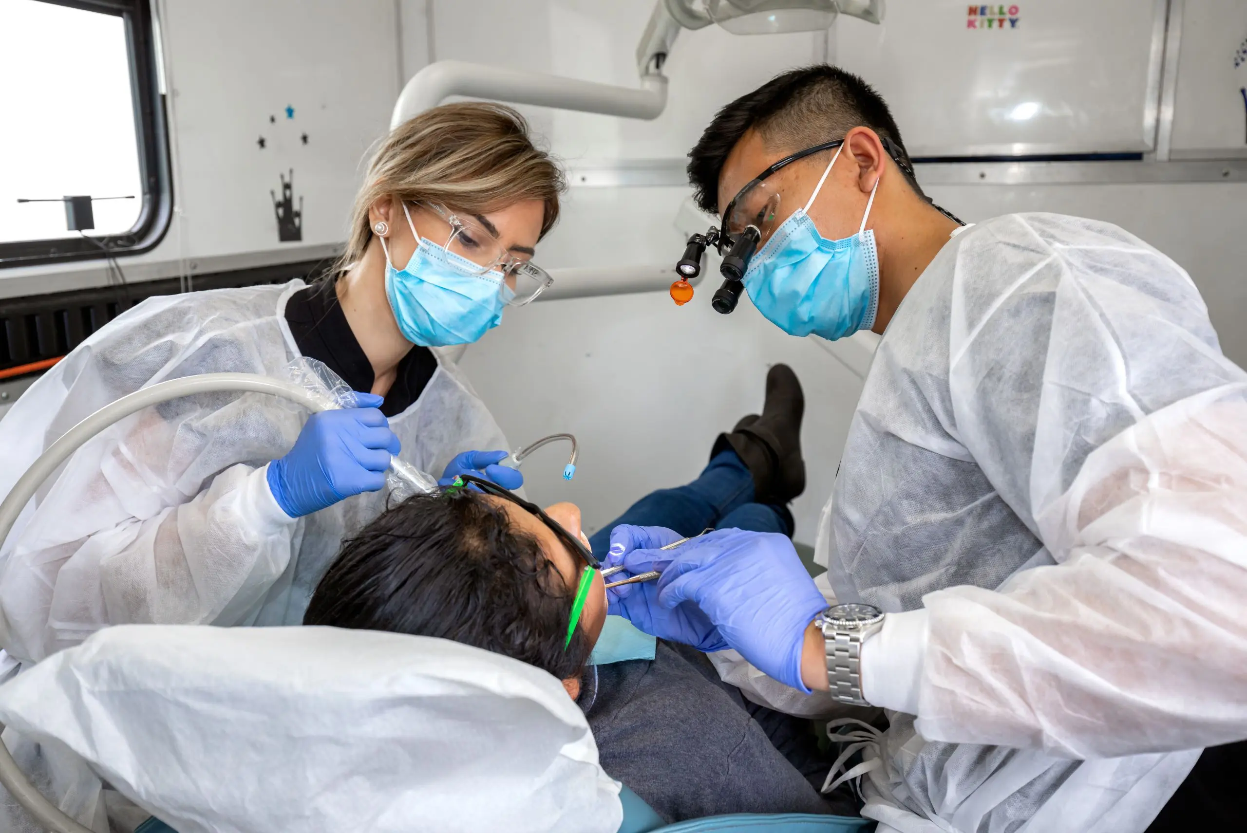 Lê mais sobre este artigo A Clínica Dentária Móvel da USC presta cuidados dentários a comunidades carenciadas no sul da Califórnia