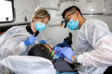 A Clínica Dentária Móvel da USC presta cuidados dentários a comunidades carenciadas no sul da Califórnia
